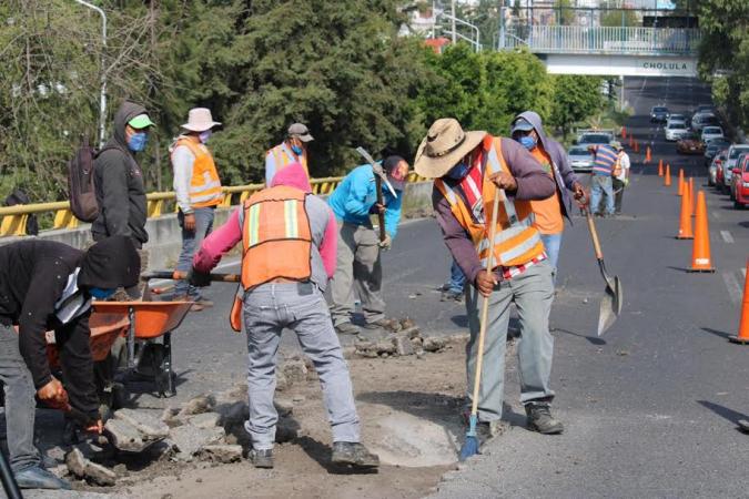 CUIDADO Inicia bacheo emergente en recta a Cholula
