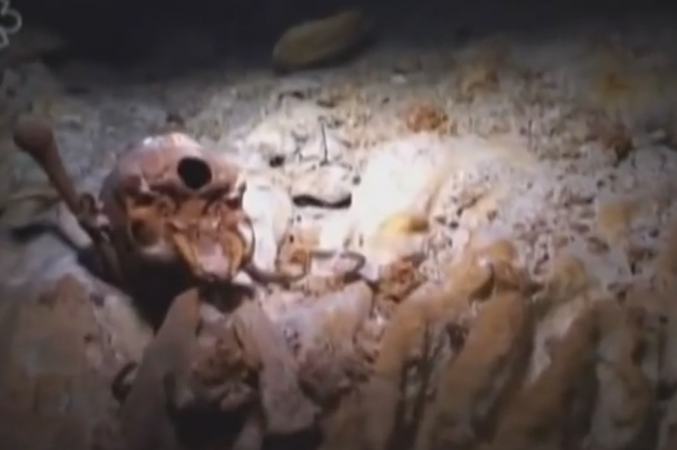 Este es el cenote Hoyo Negro, y arqueólogos lo explican