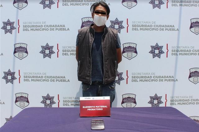 Policía municipal de Puebla aprehende a asaltantes de transeúntes