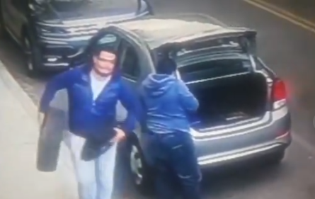 VIDEO Desvalijan en segundos vehículo afuera del Parque del Arte