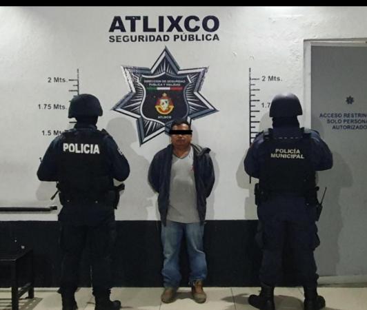 Cae sujeto cuando dormía en auto robado en Atlixco