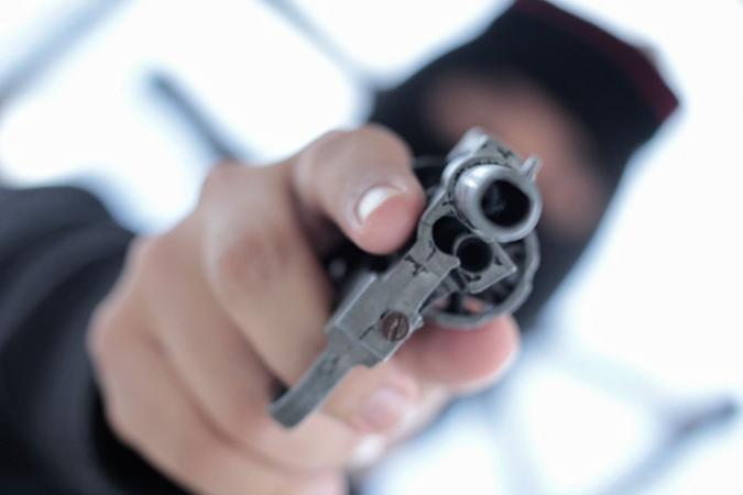 A punta de pistola roban y golpean a trabajadores de maquiladora