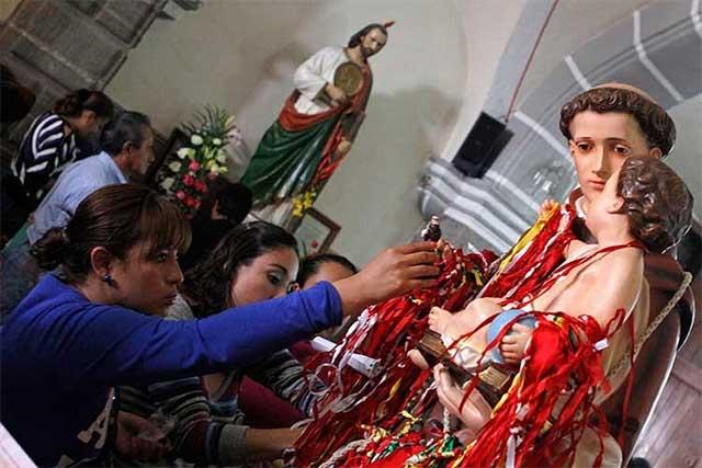 Mujeres de Izúcar conservan tradición de poner a San Antonio de cabeza