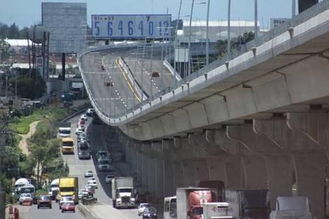 VIDEO Se estampa auto en muro de contención en la México-Puebla