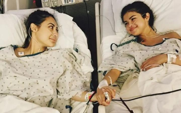 Selena Gómez responde a críticas por olvidar a su amiga que le donó un riñón