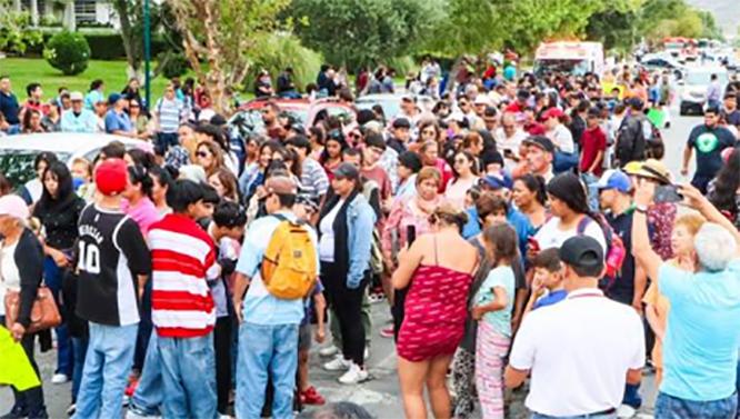 Marchan maestros y familias por reparto de libros de texto en Chihuahua
