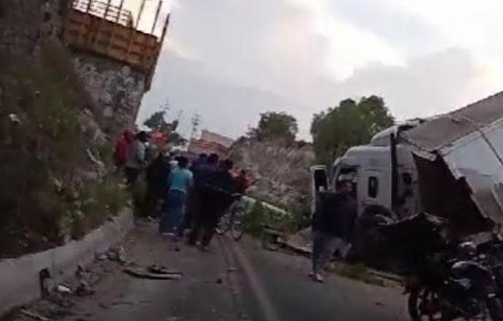 VIDEO Captan caída de tráiler en puente de Acatzingo