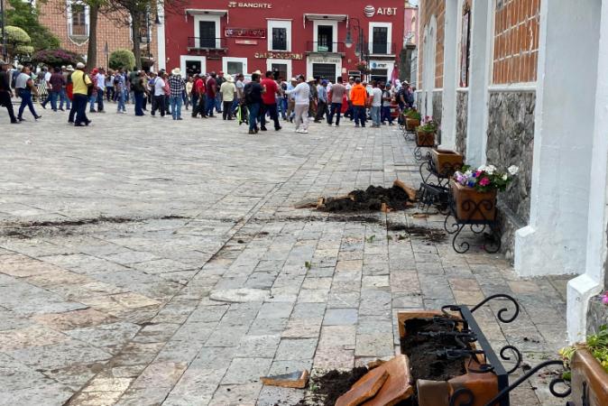 Manifestantes se retiran de plaza pública de Atlixco; amagan con cerrar la Atlixcáyotl