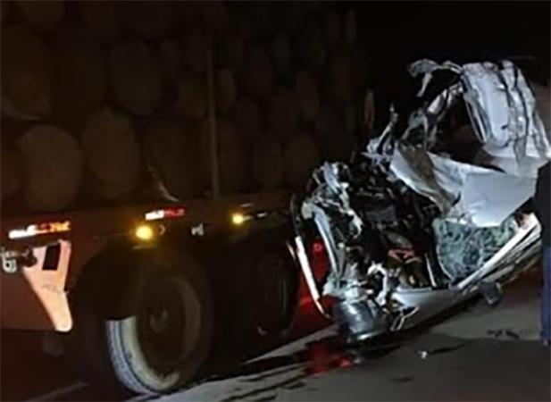 Camión torton choca de frente contra camioneta en la carretera Zacatlán-Ahuazotepec