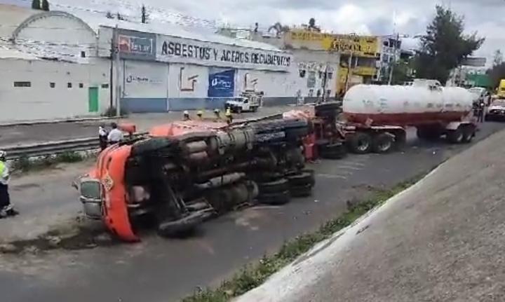 Pipa se voltea en la lateral de la México-Puebla