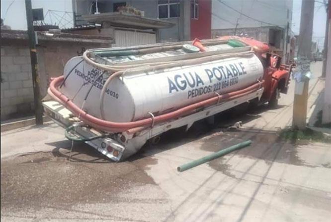 Pipa se va a socavón en calles de Amozoc