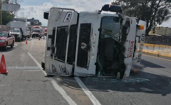 Tráiler vuelca en la autopista México-Puebla a la altura de Texmelucan