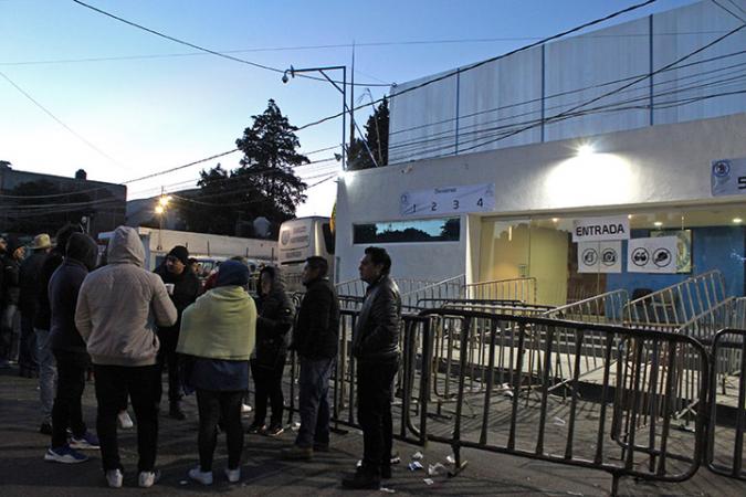 Se manifiestan trabajadores de VW, exigen pago a proveedora