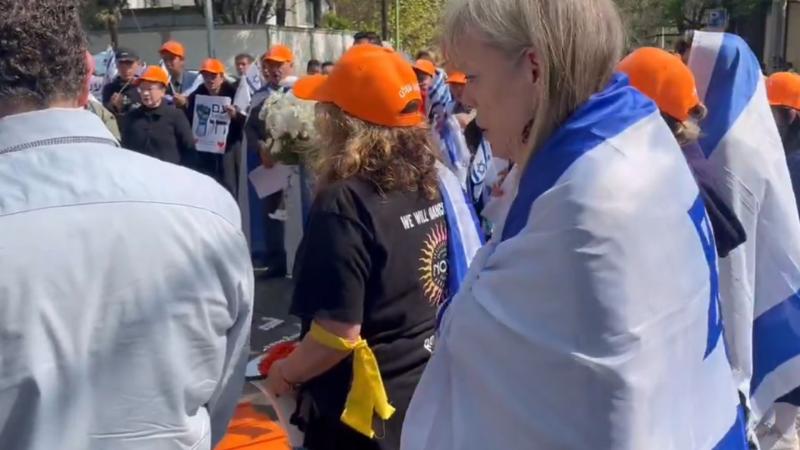 Miembros de la comunidad judía protestaron afuera de la embajada de Israel