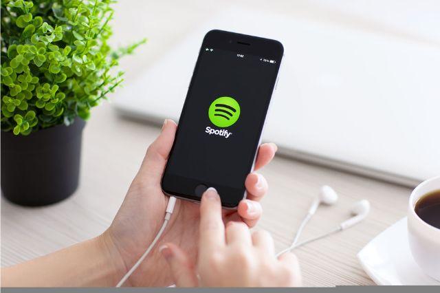 Spotify bajo fuego por permitir éxito viral de banda creada por IA