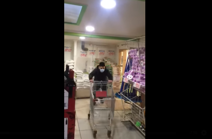 Hombre gana un minuto en el súper y se va directo al alcohol