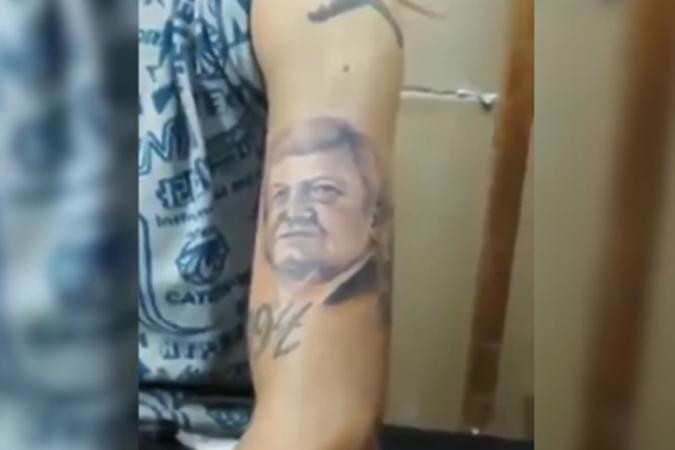 VIDEO Sujeto se tatua el rostro de AMLO y se hace viral