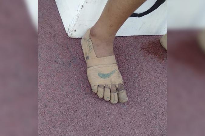 Niña es discriminada por haber dibujado su tenis y gana el oro