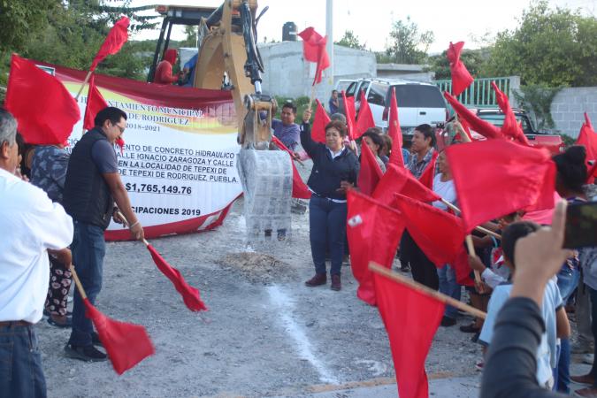 Pavimenta Ayuntamiento de Tepexi calles en San Vicente