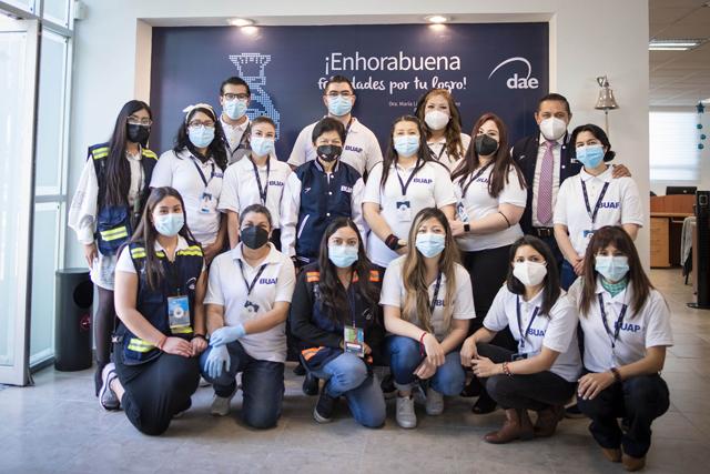 Como rectora, Cedillo entrega los primeros títulos BUAP con su firma