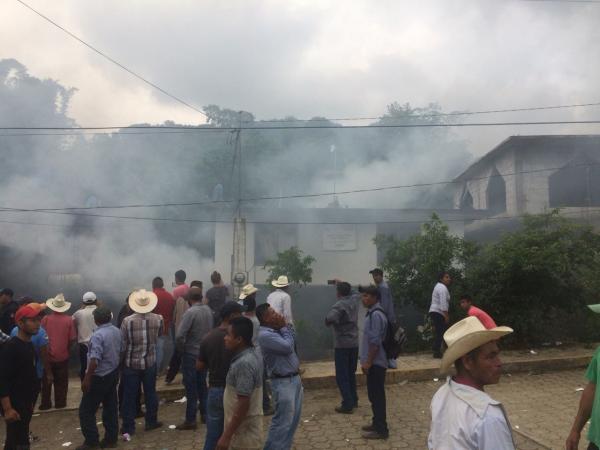 Incendian comité electoral de Tlaola por pugna PRI vs PAN image 2