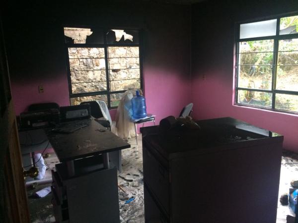 Incendian comité electoral de Tlaola por pugna PRI vs PAN image 3