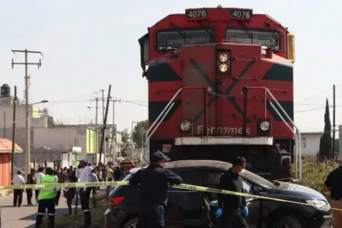 Tren embiste auto, mueren dos de sus tripulantes en Tlaxcala