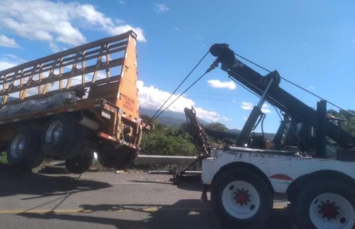 Más de 30 horas invertidas en sacar y remolcar un tráiler en Atlixco