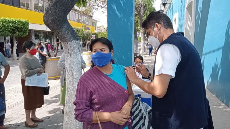 Vacunan contra la influenza en Tehuacán ante descenso de temperaturas