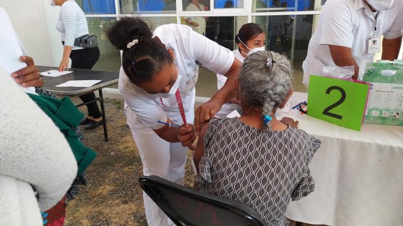 Se lleva a cabo sin contratiempos primer día de vacunación en Izúcar