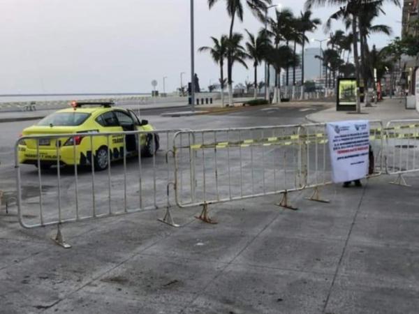 Ponen vallas para impedir paso a playas en Veracruz