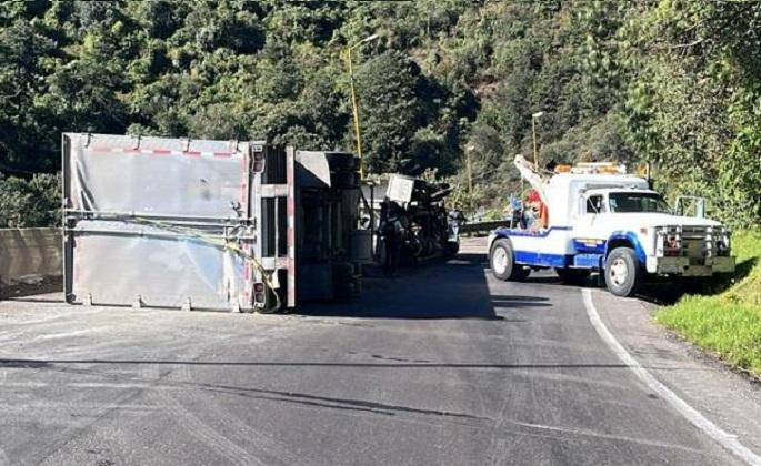 Precaución: volcadura cierra la Puebla-Córdoba este domingo