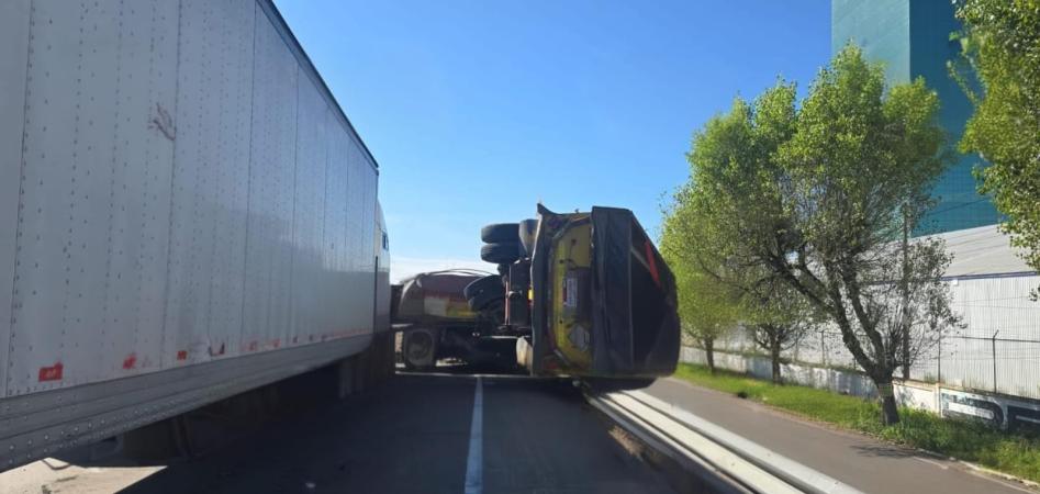 Increíble: Tráiler vuelca y queda sobre barras de contención en la México-Puebla