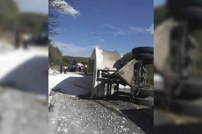 Vuelca tráiler con grava y genera caos en Izúcar
