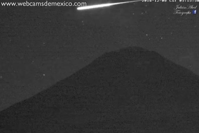 Captan meteoro cerca del volcán Popocatépetl
