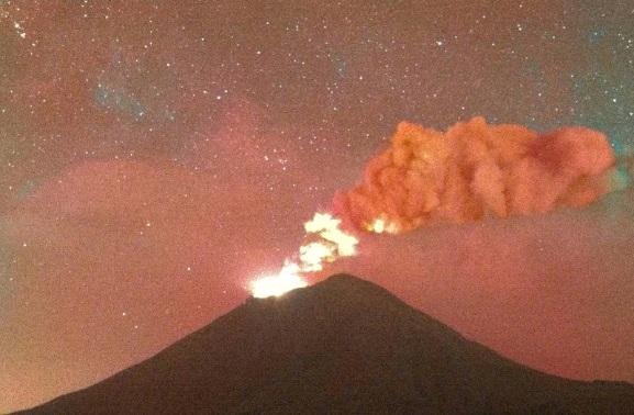 VIDEO Volcán Popocatépetl volvió a despertar este martes por la noche