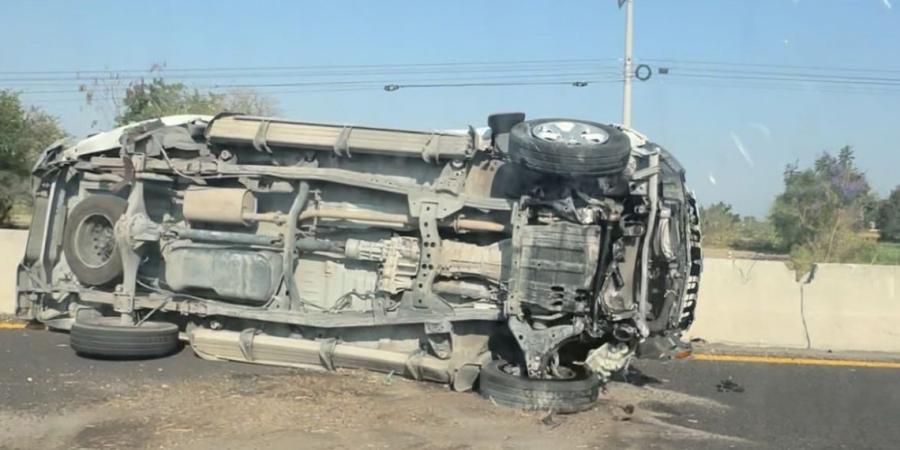 Muere masculino al volcar su camioneta en la Izúcar-Puebla