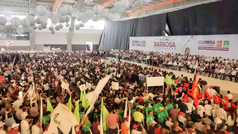 Miles de poblanos se dieron cita al arranque de campaña de Barbosa en el Centro Expositor