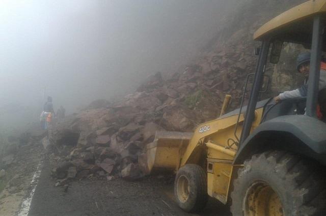 Reportan cierre parcial en la Interserrana por deslave