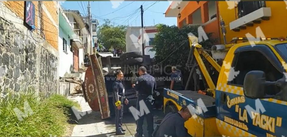 Unidad de bomberos se voltea en Izúcar image 1