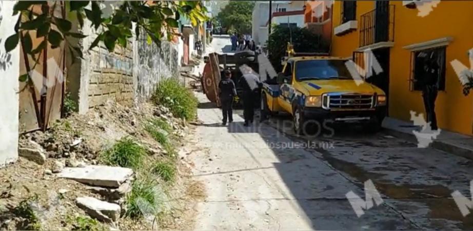 Unidad de bomberos se voltea en Izúcar image 2