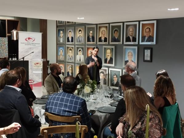 Realizan Cata Maridaje + Arte con causa del Comité de Damas de CMIC