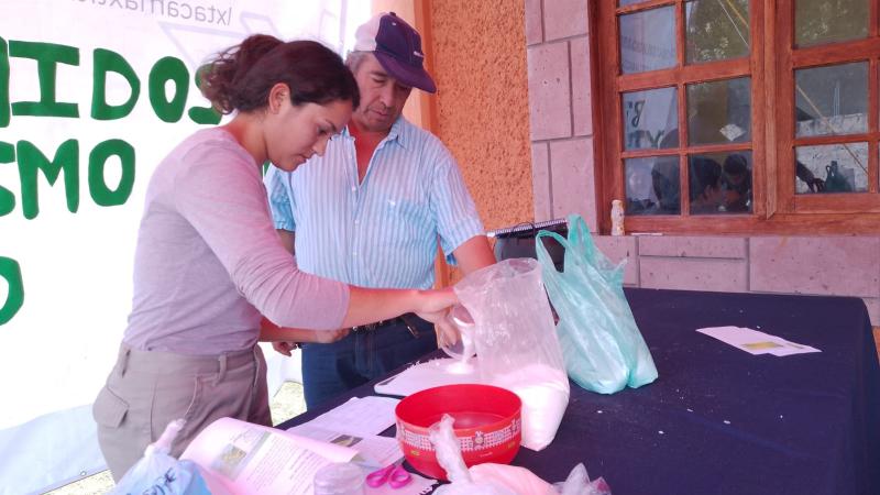 En Ixtacamaxtitlán capacitan a 15 productores para prevenir y combatir plagas en cultivos