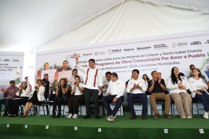 Omar Muñoz entrega fertilizantes y tinacos en Cuautlancingo