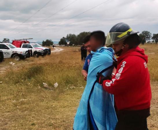 Rescatan a hombre de torre eléctrica en Cuapiaxtla de Madero