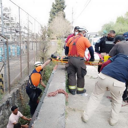 Por andar ebrio hombre cae en zanja en San Jerónimo Caleras