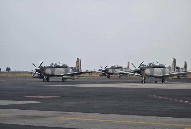 Realizan maniobras aeronaves de la Fuerza Aérea de México