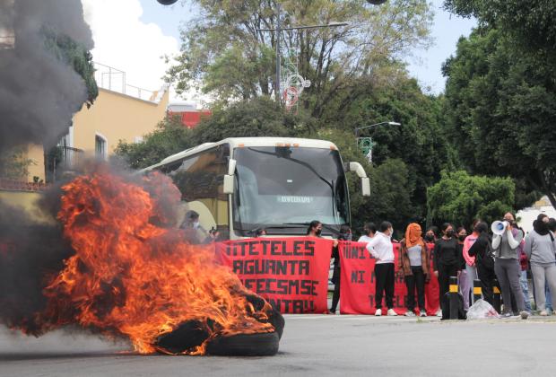 VIDEO Normalistas de Teteles cierran el bulevar 5 de Mayo en Puebla