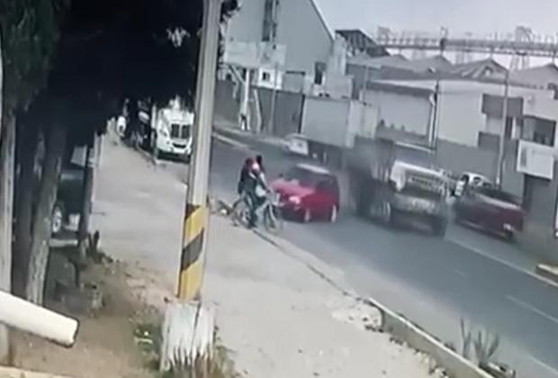 VIDEO Conductor embiste a tres personas en la federal a Tehuacán