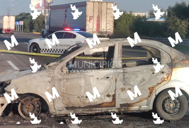 Incendian auto con varios cuerpos sobre la México-Puebla